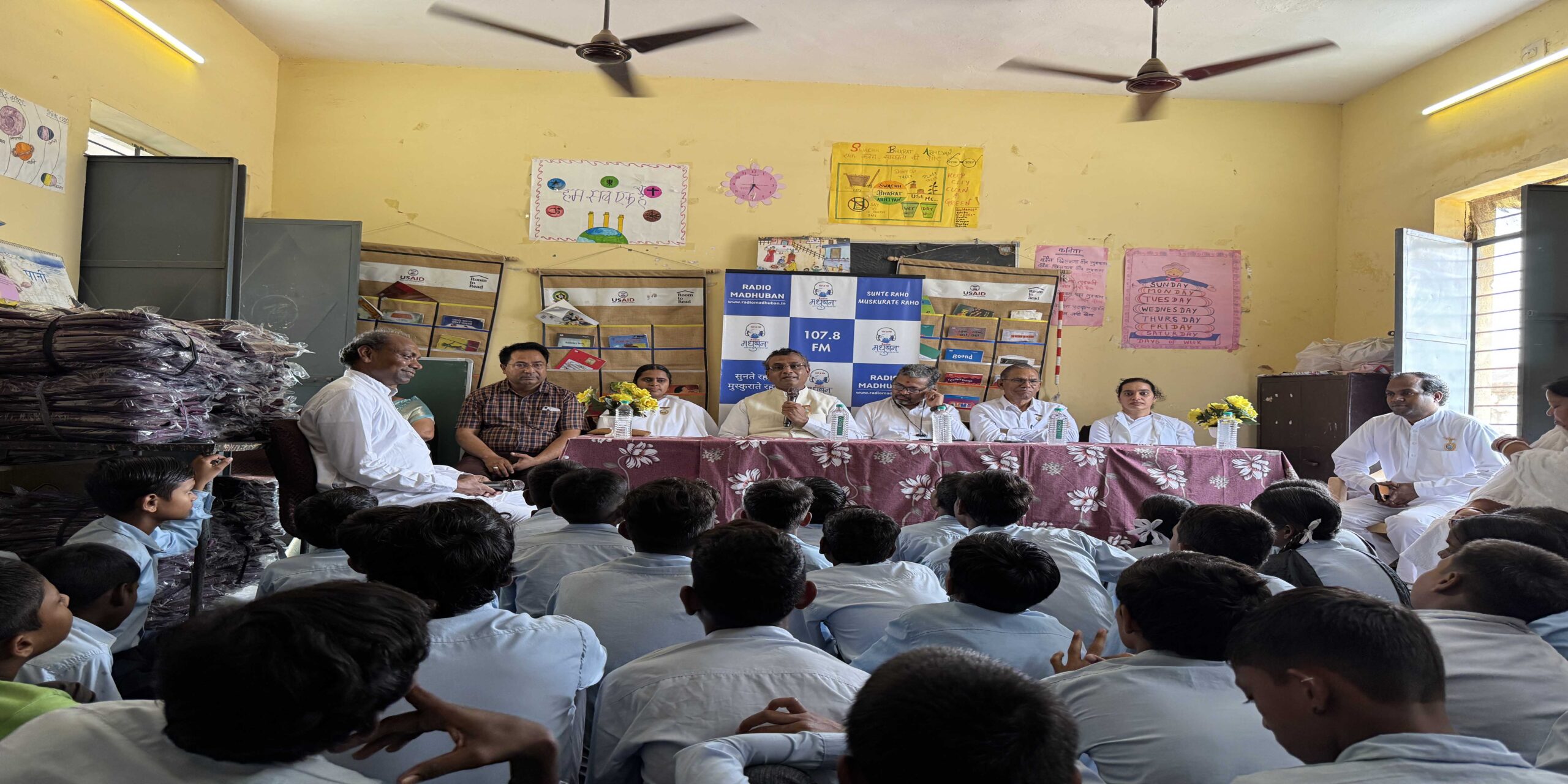  160 विद्यार्थियों को वितरित किए स्कूल बैग
